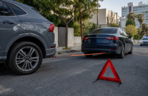Συμβολική εικόνα ρυμούλκησης οχήματος με προειδοποιητικό τρίγωνο στη Λεμεσό