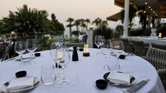mediterranean-hotel-dining-lemesos-16x9 Βραδινός χώρος εστίασης στο Mediterranean Beach Hotel της Λεμεσού