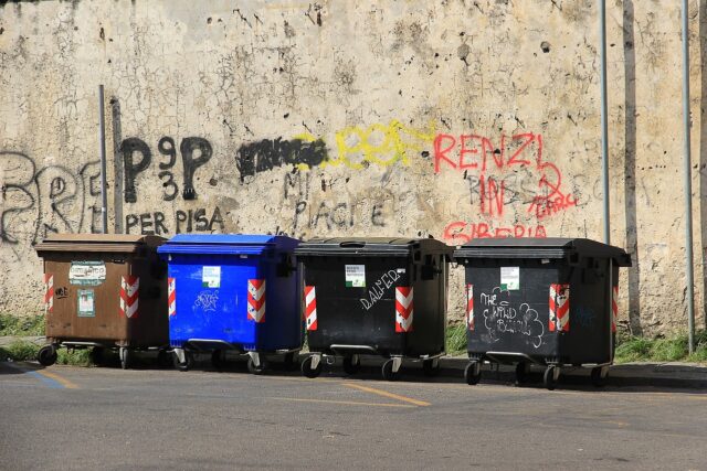 ΚΥΠΡΟΣ: Κάμερες στον Ψευδά μετά τα σκουπίδια σε λάθος σημείο – Πετούν στρώματα, έπιπλα και μπάζα δίπλα στους κάδους ανακύκλωσης