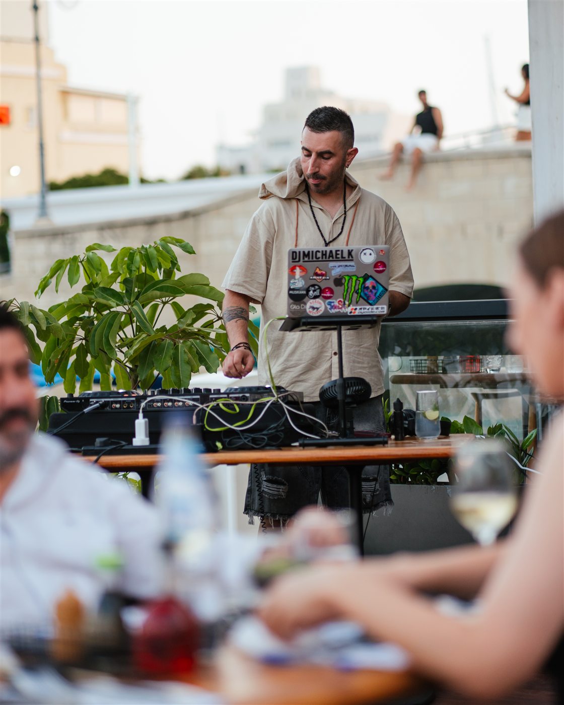 DJ στο Roll Into Sunset των Wagamama στη Μαρίνα Λεμεσού