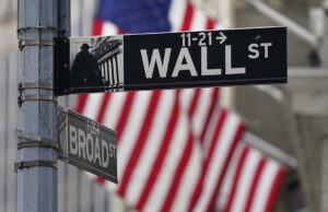 Wall Street στο κόκκινο πριν από τη Fed: 10ετές στο 5% και Brent στα $109