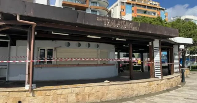 Το κλειστό καφέ Θαλασσάκι στην Ακτή Ολυμπίων της Λεμεσού