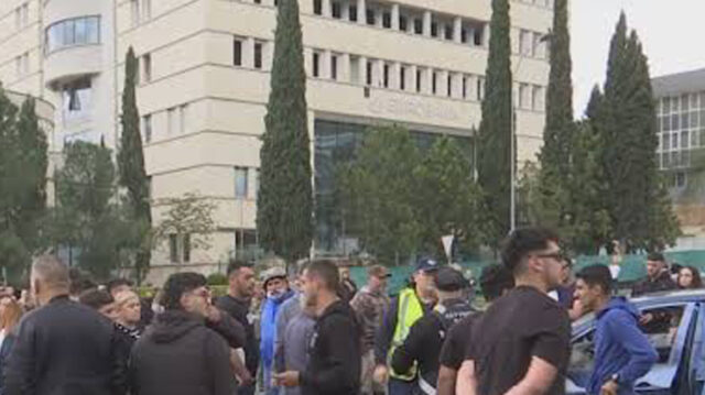 ΑΦΘΩΔΗΣ ΠΥΡΕΤΟΣ: Διαμαρτυρία ζωοεμπόρων έξω από τις Κτηνιατρικές Υπηρεσίες – Ζητούν άμεση καταβολή αποζημιώσεων
