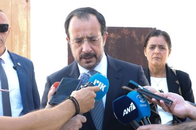 Πρόεδρος της Δημοκρατίας – Εθνικό Μνημόσυνο των ηρώων της ΕΟΚΑ Ιωνά Νικολάου και Κυριάκου Κολοκάση