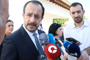 Πρόεδρος της Δημοκρατίας – Εθνικό Μνημόσυνο των ηρώων της ΕΟΚΑ Ιωνά Νικολάου και Κυριάκου Κολοκάση