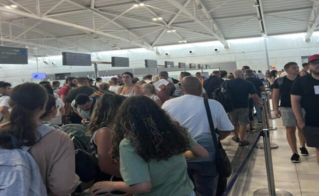 Εικόνες έντονου συνωστισμού στο αεροδρόμιο Λάρνακας – Εκατοντάδες επιβάτες στον έλεγχο διαβατηρίων (βίντεο) Εικόνες έντονου συνωστισμού στο αεροδρόμιο Λάρνακας – Εκατοντάδες επιβάτες στον έλεγχο διαβατηρίων (βίντεο)