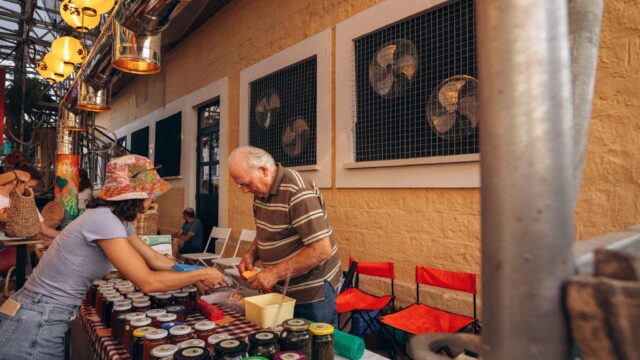cyberness-oasis-market-kolla Τοπικός παραγωγός και επισκέπτης σε προηγούμενη διοργάνωση του Cyberness Market στο Kolla της Λεμεσού