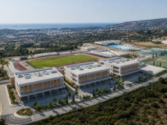 Σύγχρονο εκπαιδευτικό και αθλητικό συγκρότημα σε μεσογειακό τοπίο