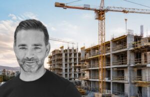 Ο Γιάννης Μισιρλής μπροστά από υπό κατασκευή οικιστικά κτίρια