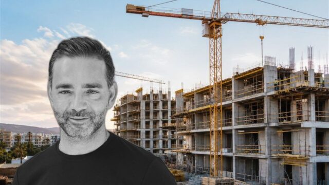 Ο Γιάννης Μισιρλής μπροστά από υπό κατασκευή οικιστικά κτίρια