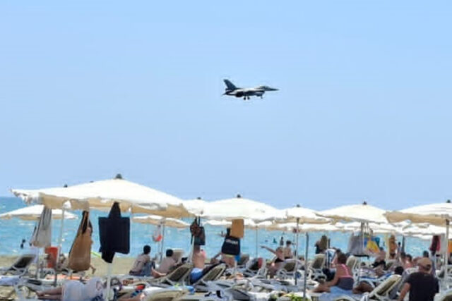 ΜΑΚΕΝΖΙ: F-16 πέταξαν πάνω από την παραλία – Σήκωσαν τα βλέμματα στον ουρανό οι λουόμενοι -(Αποκλειστικό-Βίντεο) ΜΑΚΕΝΖΙ: F-16 πέταξαν πάνω από την παραλία – Σήκωσαν τα βλέμματα στον ουρανό οι λουόμενοι -(Αποκλειστικό-Βίντεο)
