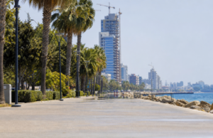 Παραλιακός δρόμος της Λεμεσού κάτω από έντονη καλοκαιρινή ζέστη