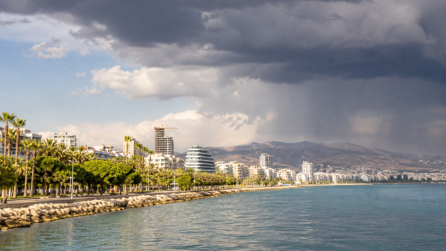 lemesos-paralia-oreina-kataigida-16x9-1 Ηλιόλουστη ακτή της Λεμεσού με καταιγίδα να αναπτύσσεται πάνω από τα ορεινά