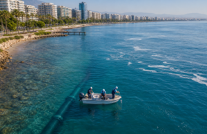 Τι συμβαίνει στη θάλασσα της Λεμεσού: Η βλάβη στη Μονή, ο αγωγός στο Δασούδι και οι απαντήσεις που λείπουν Περιβαλλοντική ομάδα πραγματοποιεί δειγματοληψία στη θάλασσα της Λεμεσού κοντά σε αγωγό αποστράγγισης