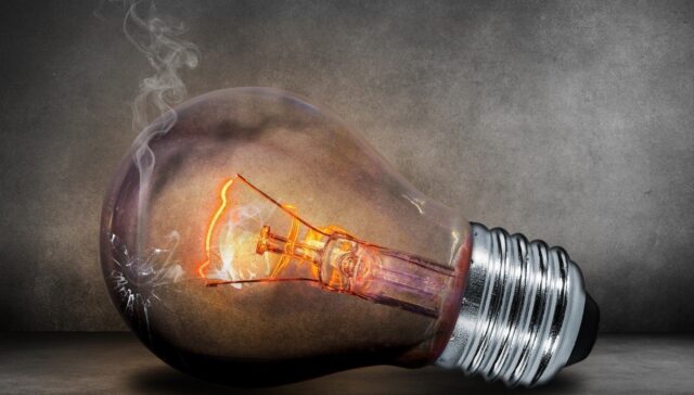 limassol-power-outage-symbolic-2026 Σβησμένος λαμπτήρας σε συμβολική εικόνα για τη διακοπή ρεύματος στη Λεμεσό
