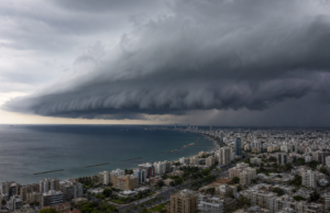 Δευτερόλεπτα πριν ξεσπάσει η καταιγίδα: Η εντυπωσιακή λήψη του Ρώμου Κοτσώνη πάνω από τη Λεμεσό Δραματικός καταιγιδοφόρος σχηματισμός πλησιάζει την πόλη και την ακτογραμμή της Λεμεσού