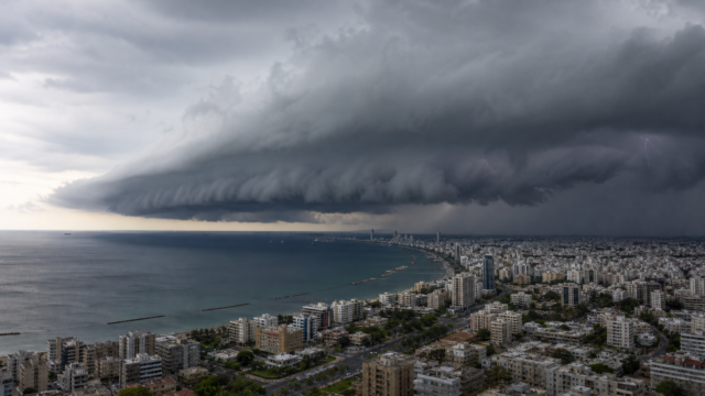 Δραματικός καταιγιδοφόρος σχηματισμός πλησιάζει την πόλη και την ακτογραμμή της Λεμεσού