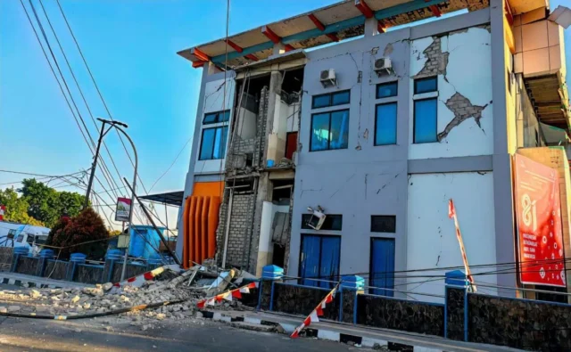 ΣΕΙΣΜΟΣ 7,7 ΡΙΧΤΕΡ ΣΤΗΝ ΙΝΔΟΝΗΣΙΑ: Τουλάχιστον πέντε οι νεκροί – Άρση της προειδοποίησης για τσουνάμι-(Βίντεο) ΣΕΙΣΜΟΣ 7,7 ΡΙΧΤΕΡ ΣΤΗΝ ΙΝΔΟΝΗΣΙΑ: Τουλάχιστον πέντε οι νεκροί – Άρση της προειδοποίησης για τσουνάμι-(Βίντεο)