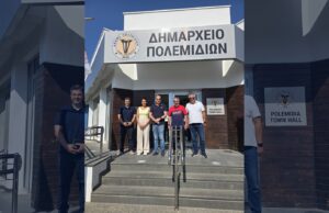 Εκπρόσωποι του ΤΕΠΑΚ και του Δήμου Πολεμιδιών έξω από το Δημοτικό Μέγαρο μετά τη συνάντηση για τα κοινά έργα