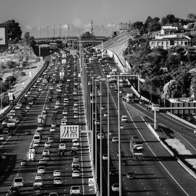 ΔΕΚΑΠΕΝΤΑΥΓΟΥΣΤΟΣ: Αν σκοπεύετε να φύγετε από την πόλη… ξανασκεφτείτε το – Αυξημένα μέτρα και οι ώρες της μεγάλης εξόδου