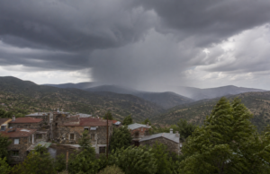 Καταιγίδα και έντονη βροχή πάνω από ορεινό χωριό της επαρχίας Λεμεσού