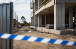 Συμβολική εικόνα αστυνομικής έρευνας σε εργοτάξιο μετά από περιστατικό στο Ζακάκι