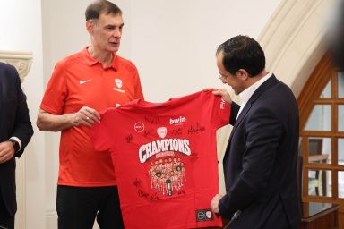 Πρόεδρος της Δημοκρατίας – Αποστολή καλαθοσφαιρικής ομάδας Ολυμπιακού Πειραιώς