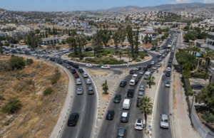 Αγία Φύλα: Νέα σύνδεση με τον κυκλικό από τον Ιανουάριο – Πού ανοίγει η Ιδομενέως και πόσο θα κρατήσουν τα έργα Κυκλοφοριακή συμφόρηση σε κυκλικό κόμβο της Λεμεσού με τις συνοικίες της Αγίας Φύλας στο βάθος