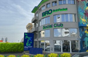 Κτίριο με την επιγραφή BrainRocket και Social Club