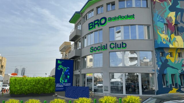 Κτίριο με την επιγραφή BrainRocket και Social Club