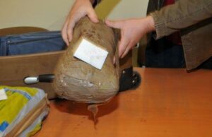 Аэропорт Ларнаки: В двух посылках обнаружили почти 5,8 кг каннабиса