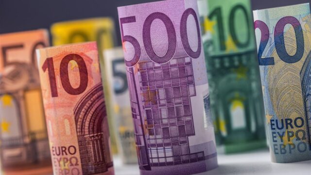 Σχεδόν €10 τρισ. σε μετρητά και καταθέσεις: Γιατί οι Ευρωπαίοι κρατούν τις αποταμιεύσεις τους εκτός αγορών Σχεδόν €10 τρισ. σε μετρητά και καταθέσεις: Γιατί οι Ευρωπαίοι κρατούν τις αποταμιεύσεις τους εκτός αγορών