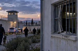 Απόδραση 19χρονου από τα κρατητήρια Λακατάμιας – Ανάκληση προσωπικού – Πώς φέρεται να απέδρασε Η εικόνα αποτελεί προϊόν Τεχνητής Νοημοσύνης.
