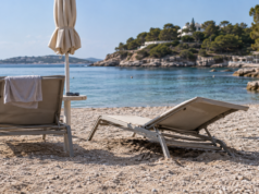 Τραγωδία στη Βουλιαγμένη: Νεκρός 82χρονος μετά από καβγά για ξαπλώστρα – Συνελήφθη 76χρονος Η εικόνα αποτελεί προϊόν Τεχνητής Νοημοσύνης.
