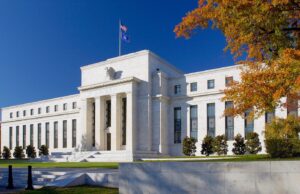 Η Fed πάτησε ξανά το φρένο: Πρώτη αύξηση από το 2023 – Στο 4% το ανώτατο επιτόκιο