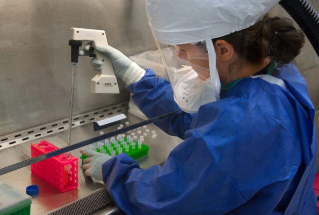 fotoshoptofs-microbiologist-1332376_1920.jpg