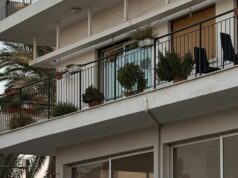 Μπαλκόνια πολυκατοικίας στη Λεμεσό