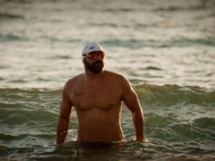 Ο Χαράλαμπος Ταϊγανίδης μέσα στη θάλασσα, στη διάρκεια της κολυμβητικής προσπάθειας στην Κύπρο