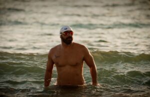 Ο Χαράλαμπος Ταϊγανίδης μέσα στη θάλασσα, στη διάρκεια της κολυμβητικής προσπάθειας στην Κύπρο