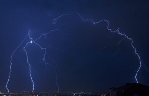 Science in 60 Seconds: Γιατί βλέπουμε την αστραπή πριν ακούσουμε τη βροντή; Science in 60 Seconds: Γιατί βλέπουμε την αστραπή πριν ακούσουμε τη βροντή;