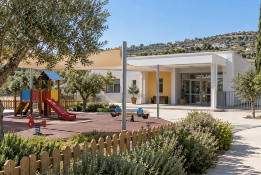 Συμβολική απεικόνιση παιδοκομικού σταθμού με υπαίθριο χώρο παιχνιδιού