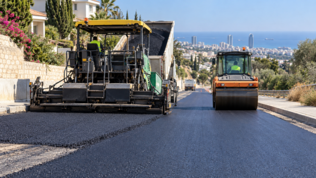 Συμβολική απεικόνιση εργασιών ασφαλτόστρωσης σε αστικό δρόμο