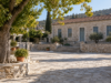 Γενική φωτορεαλιστική εικόνα πέτρινης πλατείας σε ορεινό χωριό