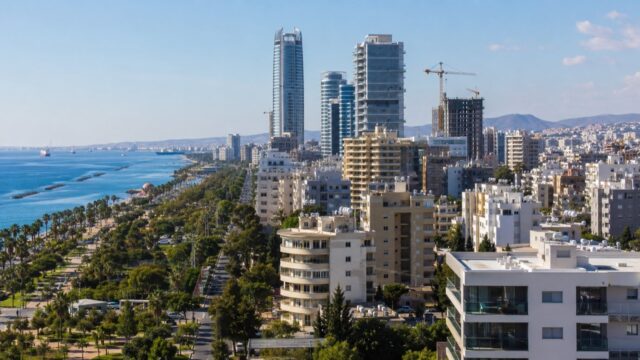 Πανοραμική άποψη της παραλιακής ζώνης και νέων κτιρίων στη Λεμεσό Πανοραμική άποψη της παραλιακής ζώνης και νέων κτιρίων στη Λεμεσό