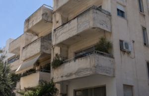 Συμβολική φωτορεαλιστική εικόνα παλαιάς πολυκατοικίας με εξώστες