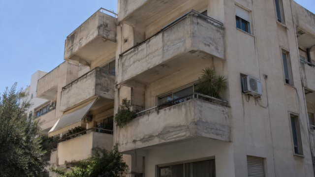 Συμβολική φωτορεαλιστική εικόνα παλαιάς πολυκατοικίας με εξώστες