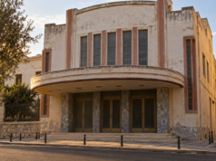 Συμβολική απεικόνιση παλαιού κινηματογράφου που αναμένει αποκατάσταση