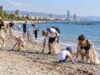 Εθελοντές καθαρίζουν παραλία στη Λεμεσό