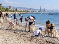 Εθελοντές καθαρίζουν παραλία στη Λεμεσό
