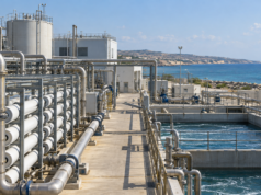 Συμβολική φωτορεαλιστική απεικόνιση εγκατάστασης αφαλάτωσης δίπλα στη θάλασσα